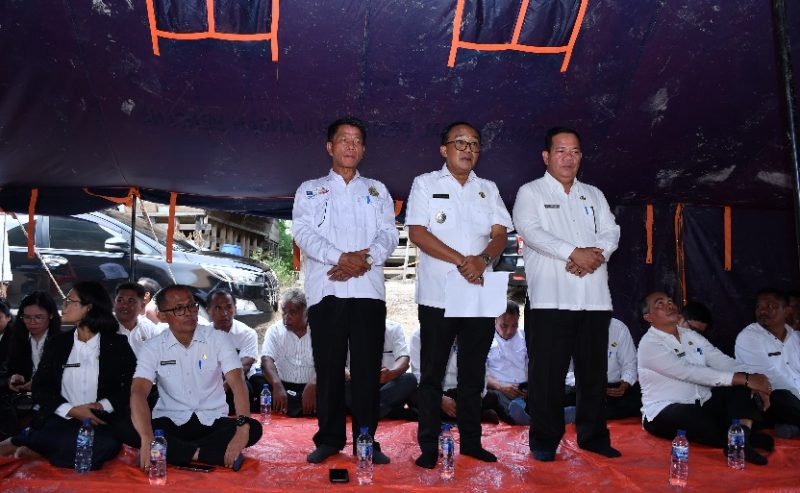pemkab samosir beri penghiburan kepada korban kebakaran wabup ariston tua sidauruk serahkan bantuan tunai sembako dan bahan bangunan