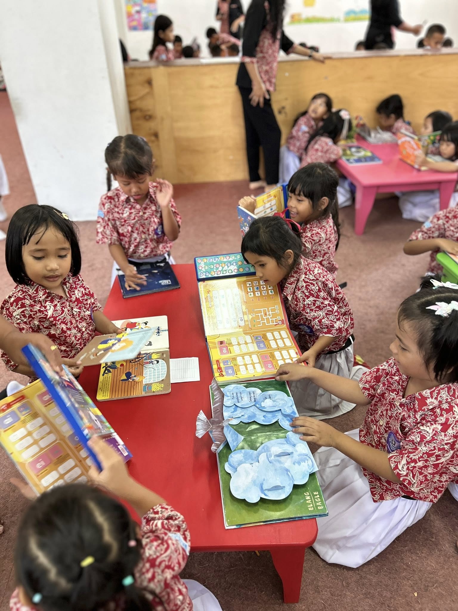 Belajar ,bermain bersama anak TK RAJAWALI PANGURURAN di Perpustakaan Kabupaten Samosir.