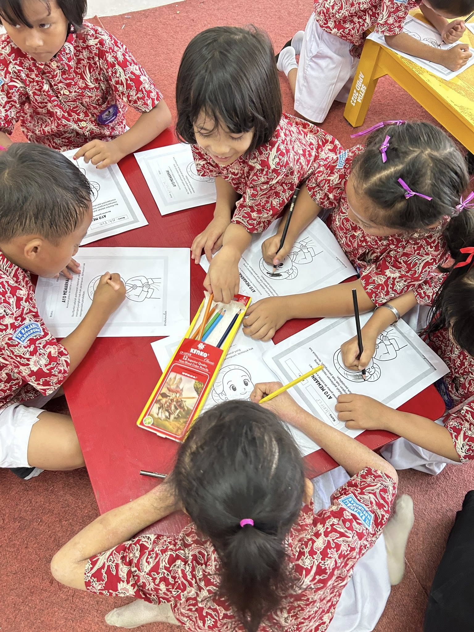 Belajar ,bermain bersama anak TK RAJAWALI PANGURURAN di Perpustakaan Kabupaten Samosir.