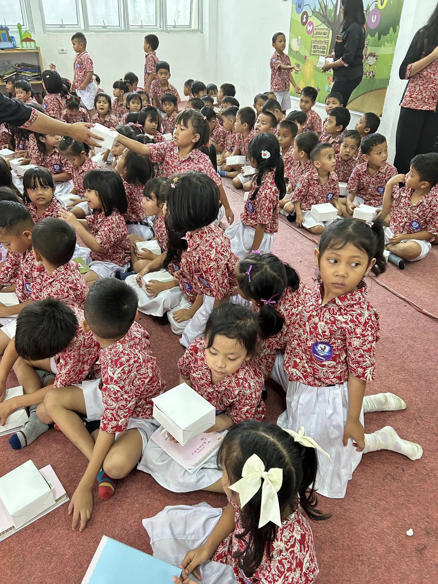 Belajar ,bermain bersama anak TK RAJAWALI PANGURURAN di Perpustakaan Kabupaten Samosir.