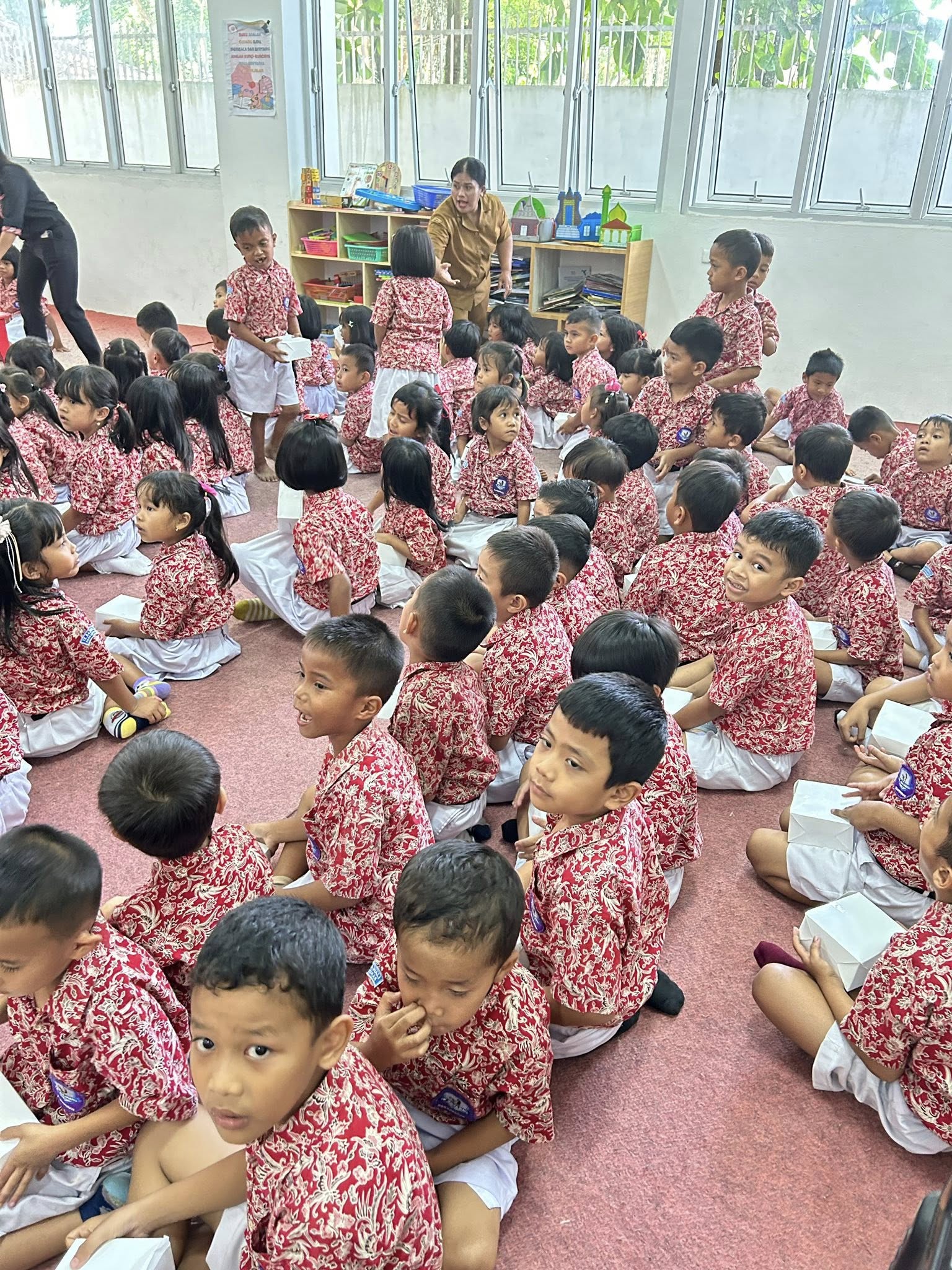 Belajar ,bermain bersama anak TK RAJAWALI PANGURURAN di Perpustakaan Kabupaten Samosir.
