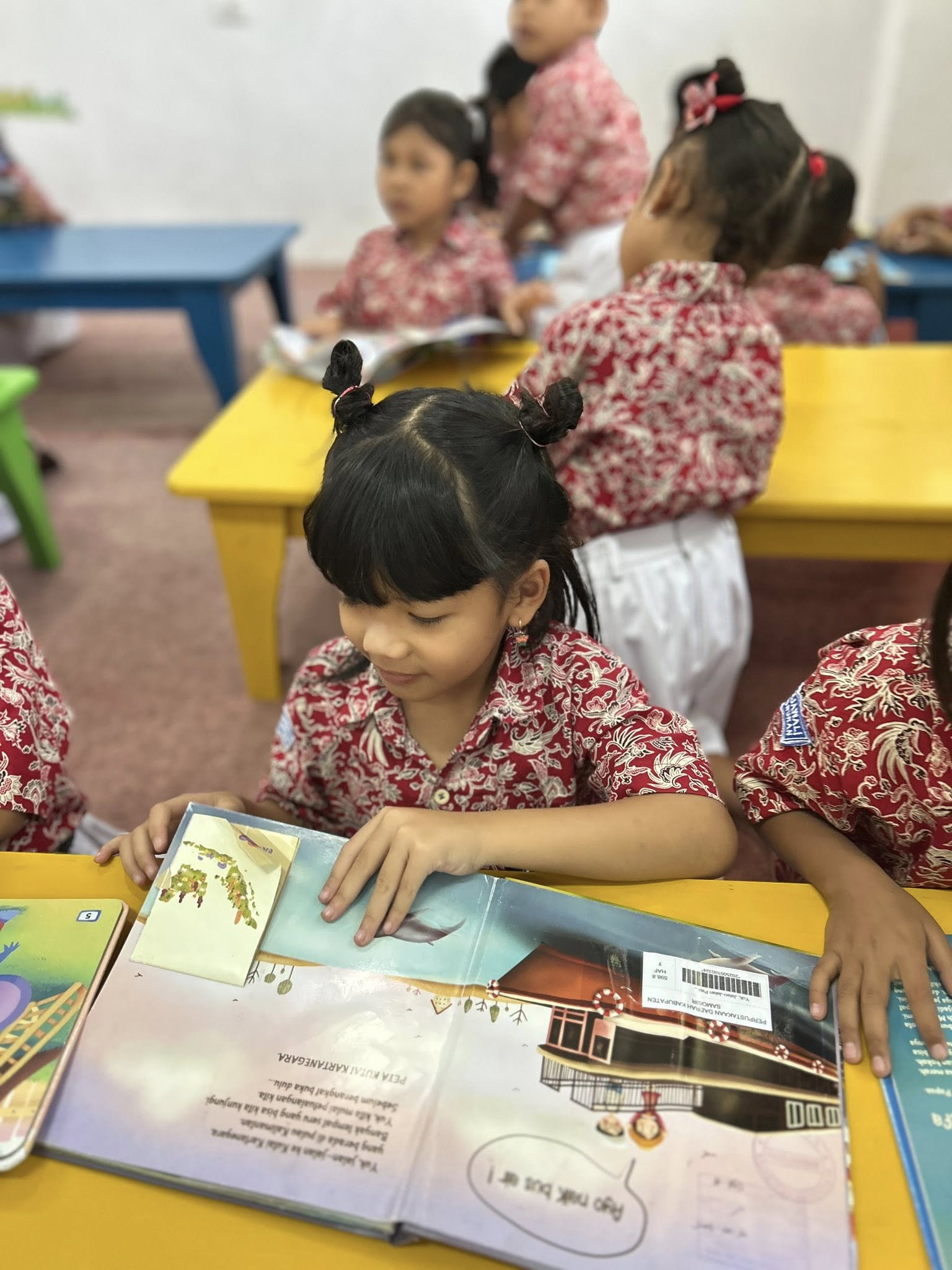 Belajar ,bermain bersama anak TK RAJAWALI PANGURURAN di Perpustakaan Kabupaten Samosir.