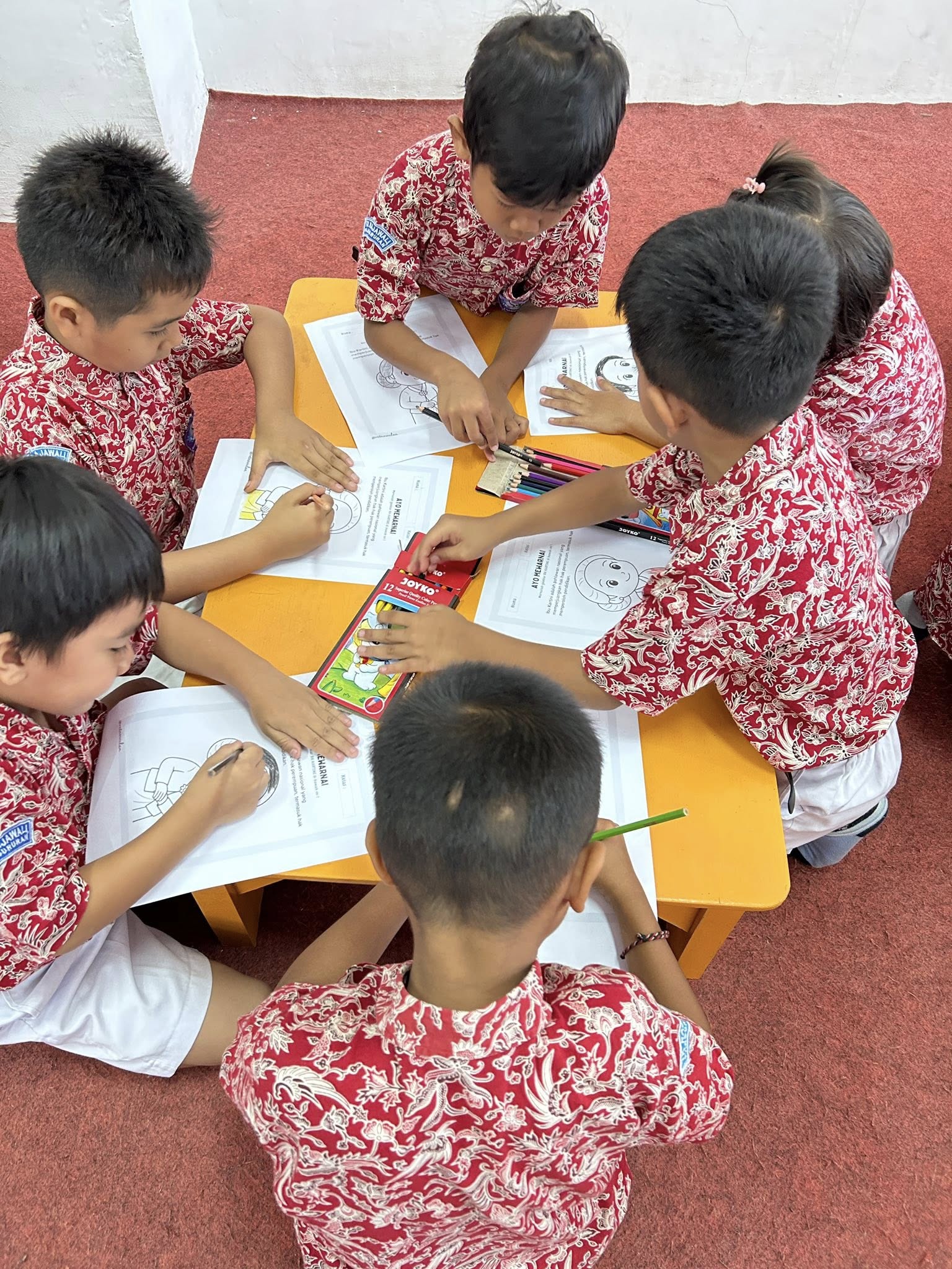 Belajar ,bermain bersama anak TK RAJAWALI PANGURURAN di Perpustakaan Kabupaten Samosir.