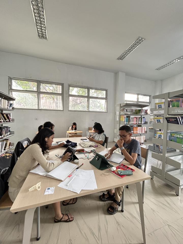 Ilmu itu ada di mana-mana, pengetahuan di mana-mana tersebar, kalau kita bersedia membaca, dan bersedia mendengar.