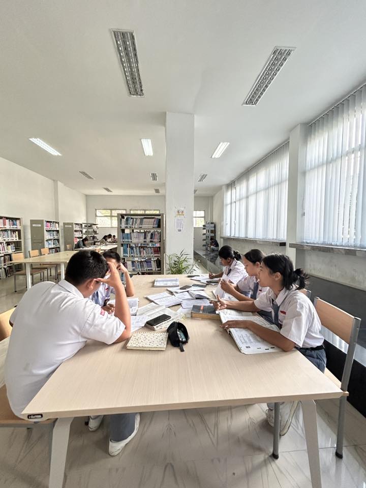 Ilmu itu ada di mana-mana, pengetahuan di mana-mana tersebar, kalau kita bersedia membaca, dan bersedia mendengar.
